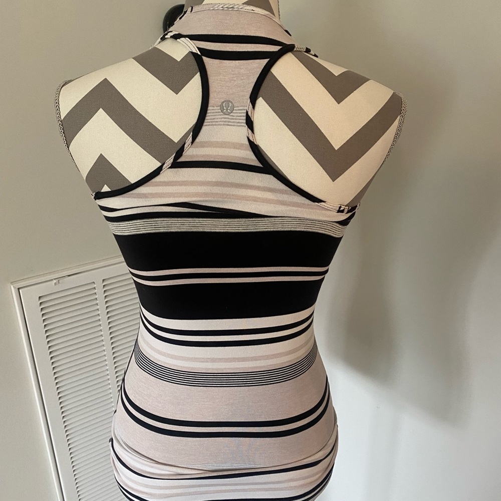 Lululemon - Picture 3 of 4